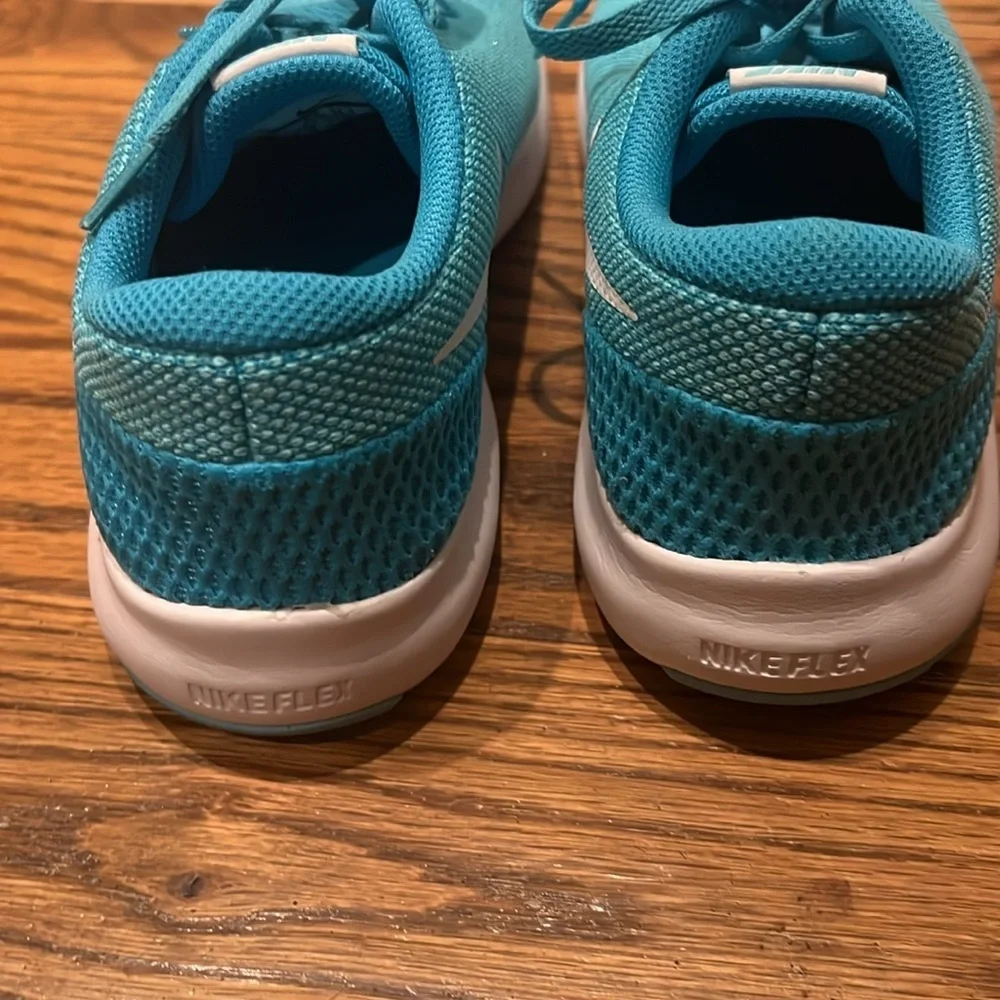 NIKE FLEX EXPERIENCE RUN 7 NEW Size